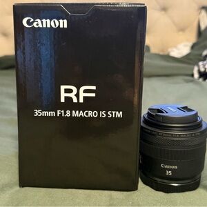 Canon RF 35mm F1.8 Macro IS STM Lens - Sleek Black